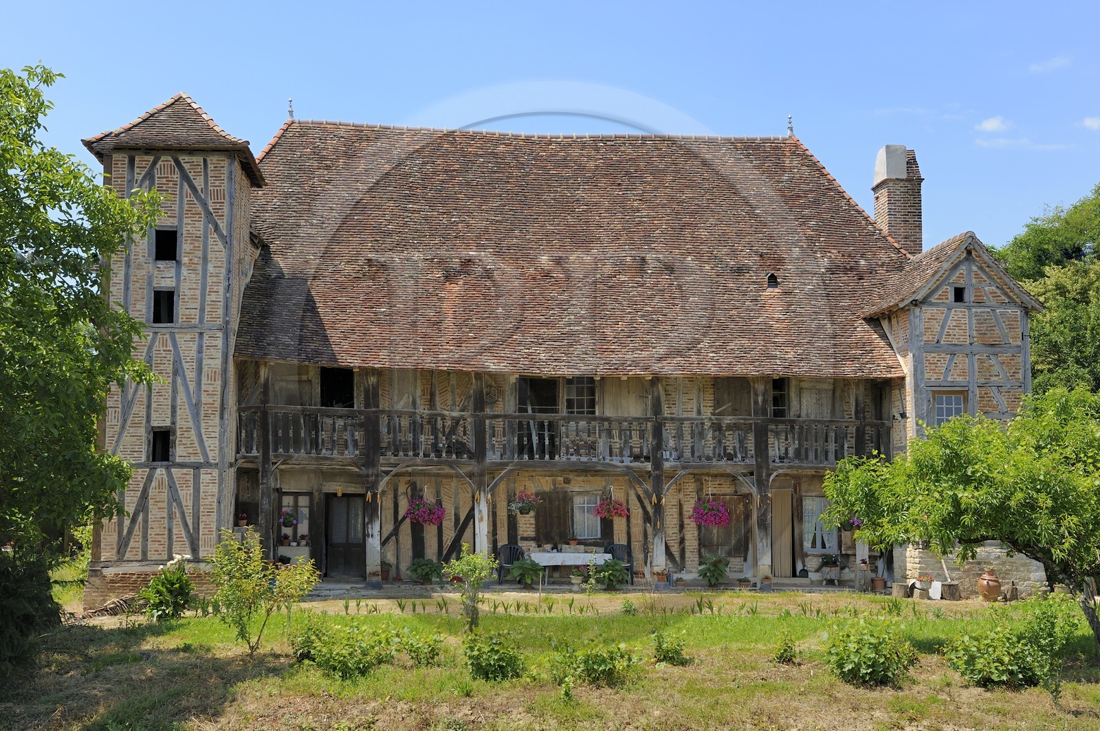 France, Saône et Loire (71), village de Juif, La Grosse Grange ferme bressane traditionnelle à étage et colombage