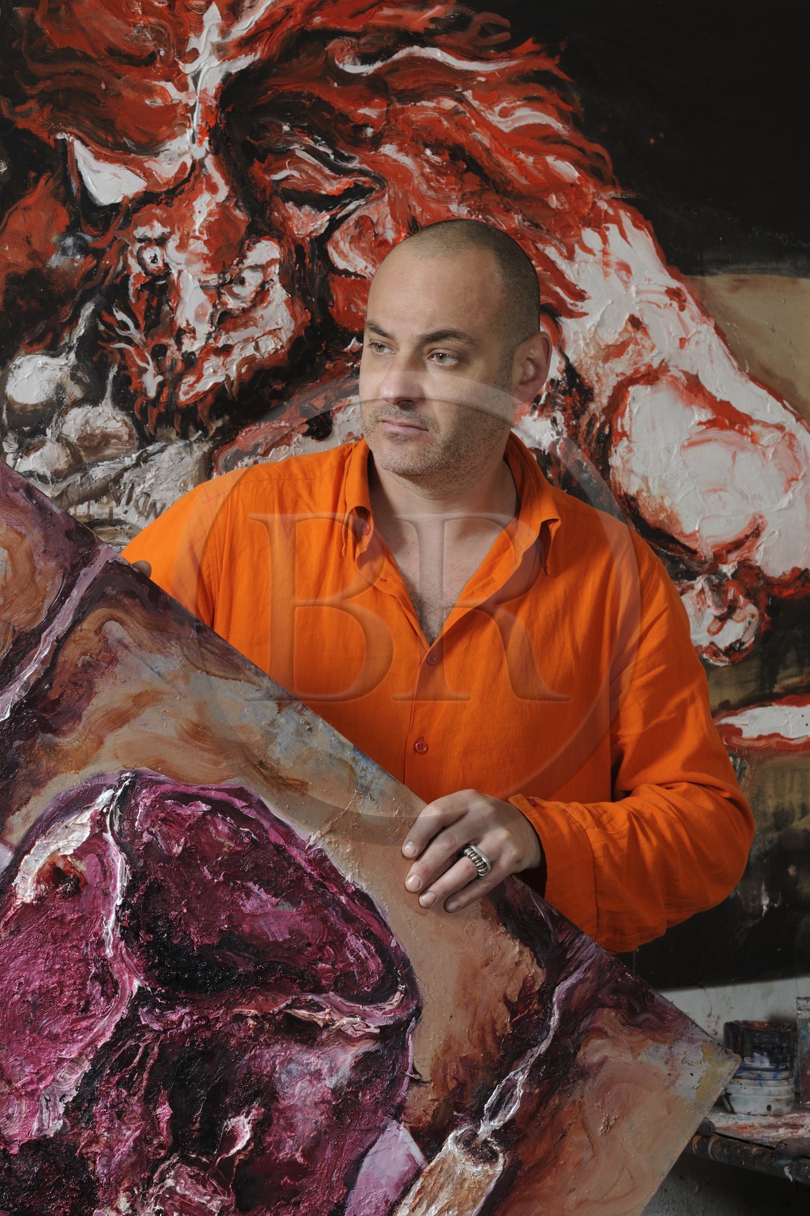 le peintre Fred Kleinberg dans son atelier parisien lors de la préparation de l'exposition Baroque Flesh