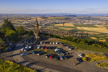 France, Puy-de-Dôme (63), plateau de Gergovie, site historique de la bataille entre les Arvernes et les légions de César en 52 avant Jésus-Christ,  monument commémoratif de Gergovie dédié à Vercingétorix par l'architecte Jean Teillard en 1900 qui domine la plaine de la Limagne (vue aérienne)