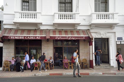 Maroc, Casablanca, terrasse de Café sur le boulevard de Paris