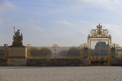 France, Yvelines (78), château de Versailles, classé Patrimoine Mondial de l'UNESCO, statue La Paix de Jean-Baptiste Tuby et la grille royale dessinée par Mansart séparant la cour royale restaurée en juin 2008
