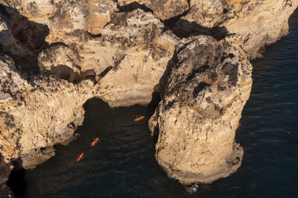 Portugal, Algarve, Lagos, découverte en kayak des grottes dans les falaises escarpées de la Ponta da Piedade (vue aérienne)