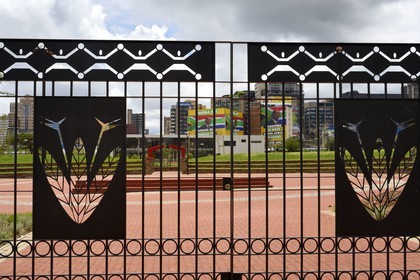 Afrique du Sud, province de Gauteng, Johannesburg, nouveau parc et affiches électorales en bordure du pont Nelson Mandela, le quartier de Braamfontein en arrière plan