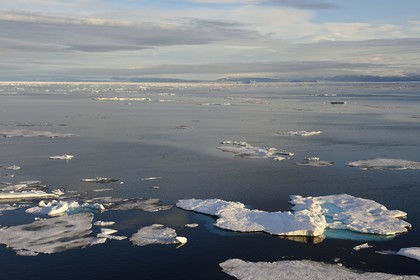 Groenland, cote Nord-Ouest, Smith sound au nord de la baie de Baffin, morceaux de glace de la banquise arctique et la côte canadienne de l'ile d'Ellesmere en arrière plan