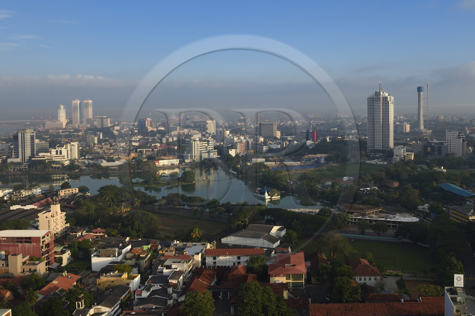 Sri Lanka, province de l'ouest, district de Colombo, Colombo, le centre ville avec le quartier de Fort à gauche en arrière plan et le lac South Beira au premier plan