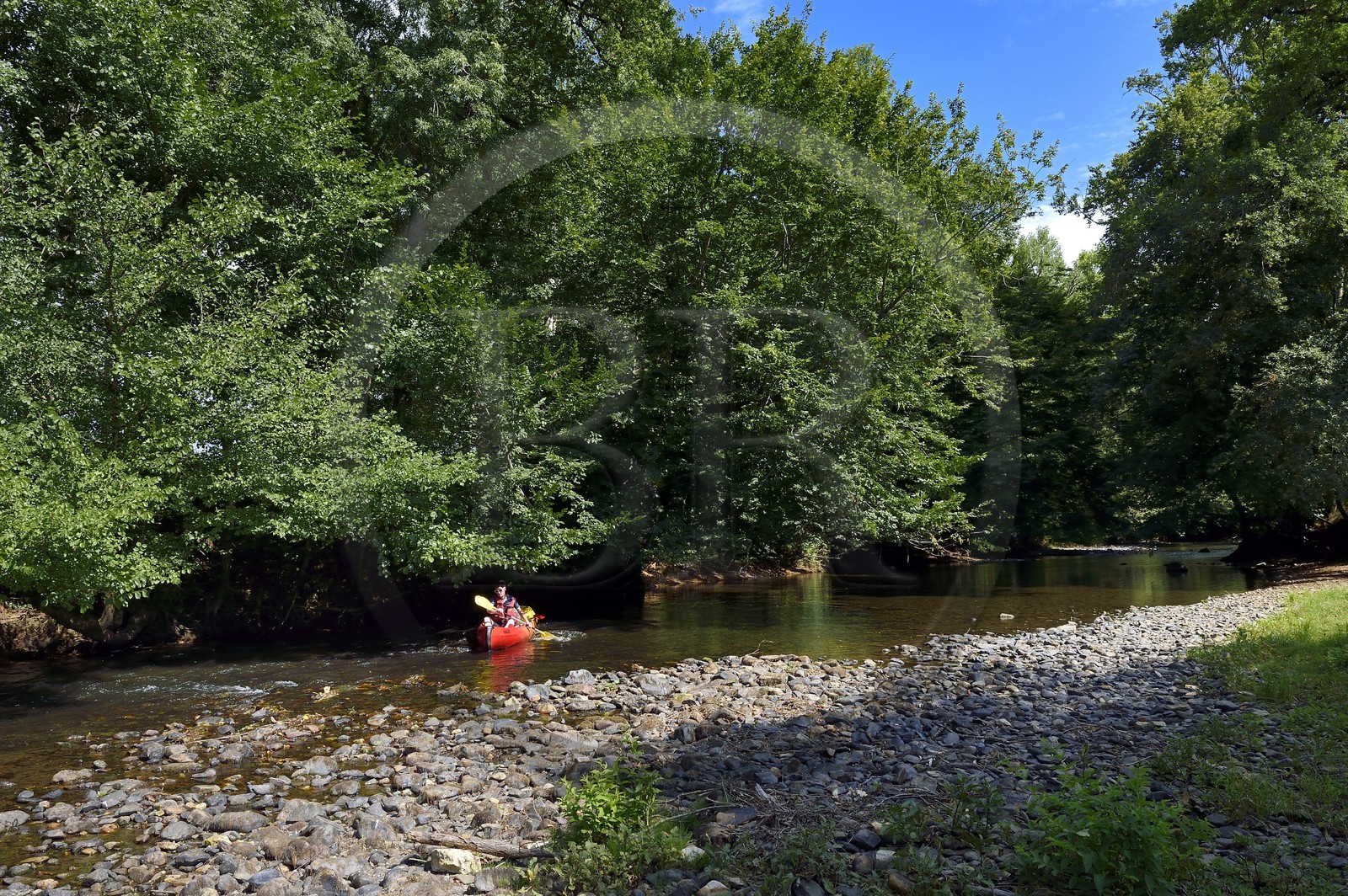 France, Dordogne, Périgord Noir, canoeing down the Auvezere river between Cherveix-Cubas and Tourtoirac