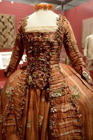 France, Rhône (69), Lyon, site historique classé Patrimoine Mondial de l'UNESCO, musée des Tissus et des Arts décoratifs, robe de cour (1760) pekin façonné