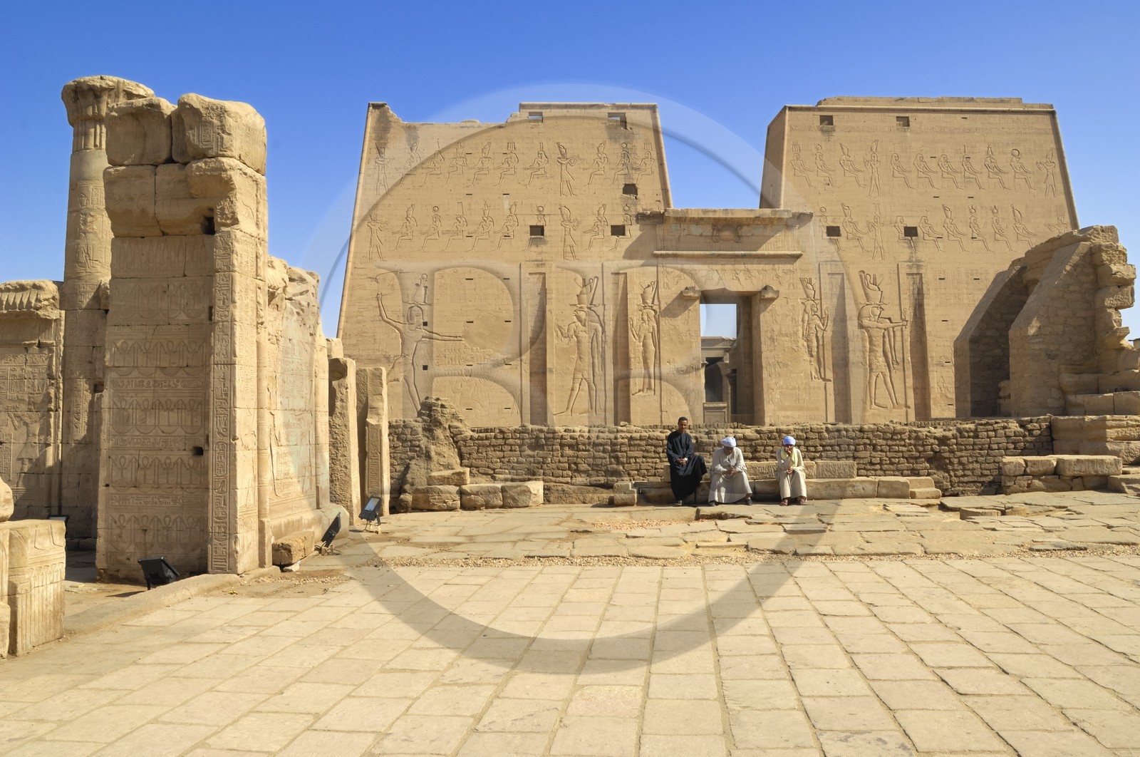 Egypte, Haute Egypte, vallée du Nil, Edfou, temple dédié au dieu Horus, le pylone d'entrée