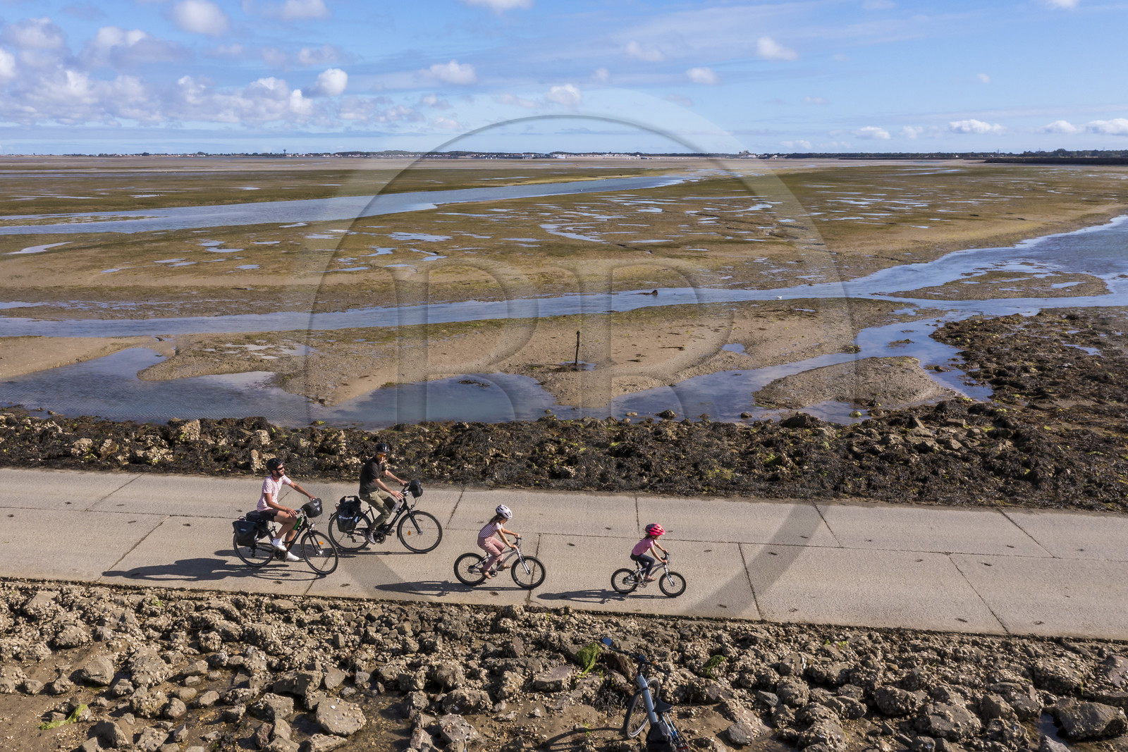 France, Vendée (85), île de Noirmoutier, Barbatre, cyclistes sur le passage du Gois, chaussée submersible qui relie l'île au continent à marrée basse (vue aérienne)