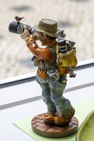 Portugal, Lisbonne, statuette représentant un globe trotter photographe suréquipé