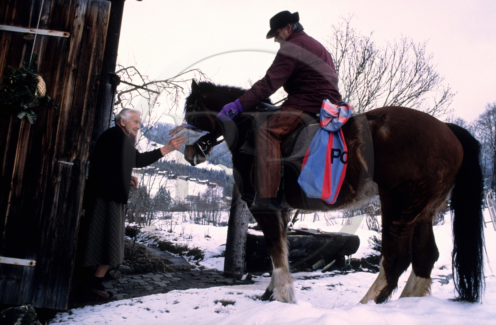 Suisse, région de Bern (Oberland Bernois), Saanenland, Gstaad, le postier à cheval livrant le courrier