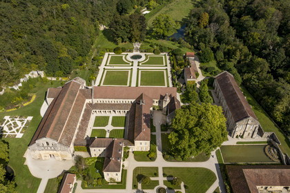 France, Côte-d'Or (21), Marmagne, l'abbaye cistercienne de Fontenay fondée en 1118, classée au Patrimoine Mondial de l'UNESCO (vue aérienne)