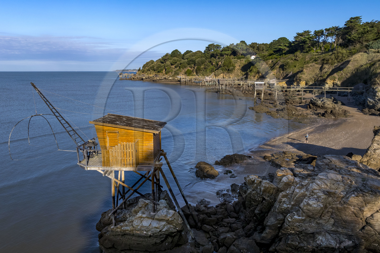 France, Loire-Atlantique (44), Baie de Bourgneuf, La Bernerie-en-Retz, cabane de pêche traditionnelle au carrelet en bordure de la plage de Crêve-coeur (vue aérienne)