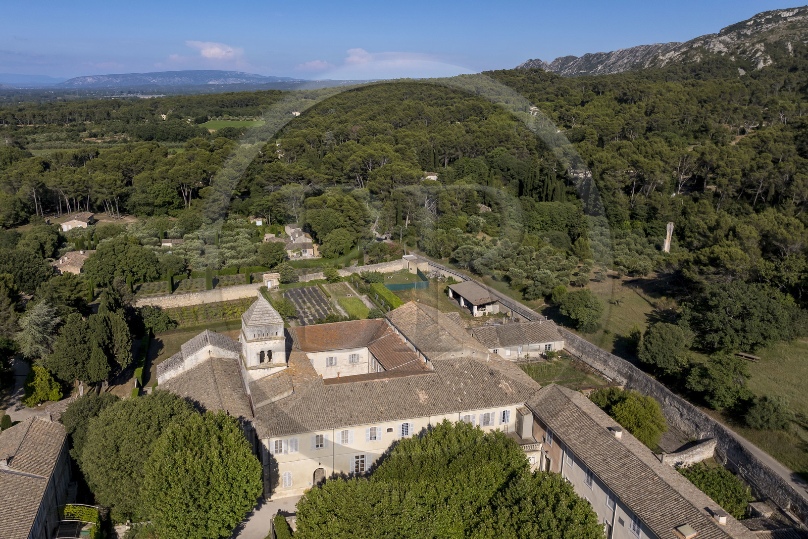 France, Bouches-du-Rhône (13), Parc Naturel Régional des Alpilles, Saint-Rémy-de-Provence, monastère Saint-Paul-de-Mausole, où Van Gogh fût interné en 1889-1890 (vue aérienne)