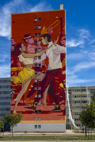 France, Côte-d'Or (21), Dijon, quartier Fontaine d’Ouche, fresque monumentale sur la façade d’un immeuble HLM avenue Édouard-Belin par le street artiste Difuz, alias Diego Konicheckis