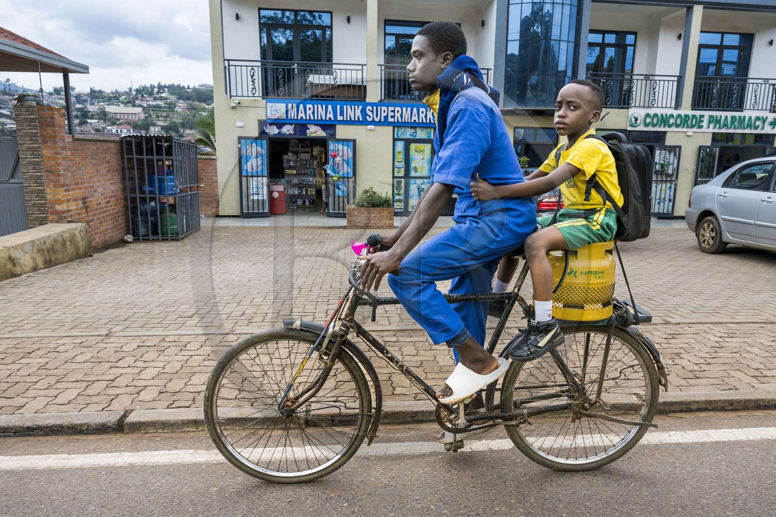 Rwanda, Kigali, vélo taxi pour pour rentrer de l'école même assis sur une bouteille de gaz, il est principalement utilisé pour les petits déplacements
