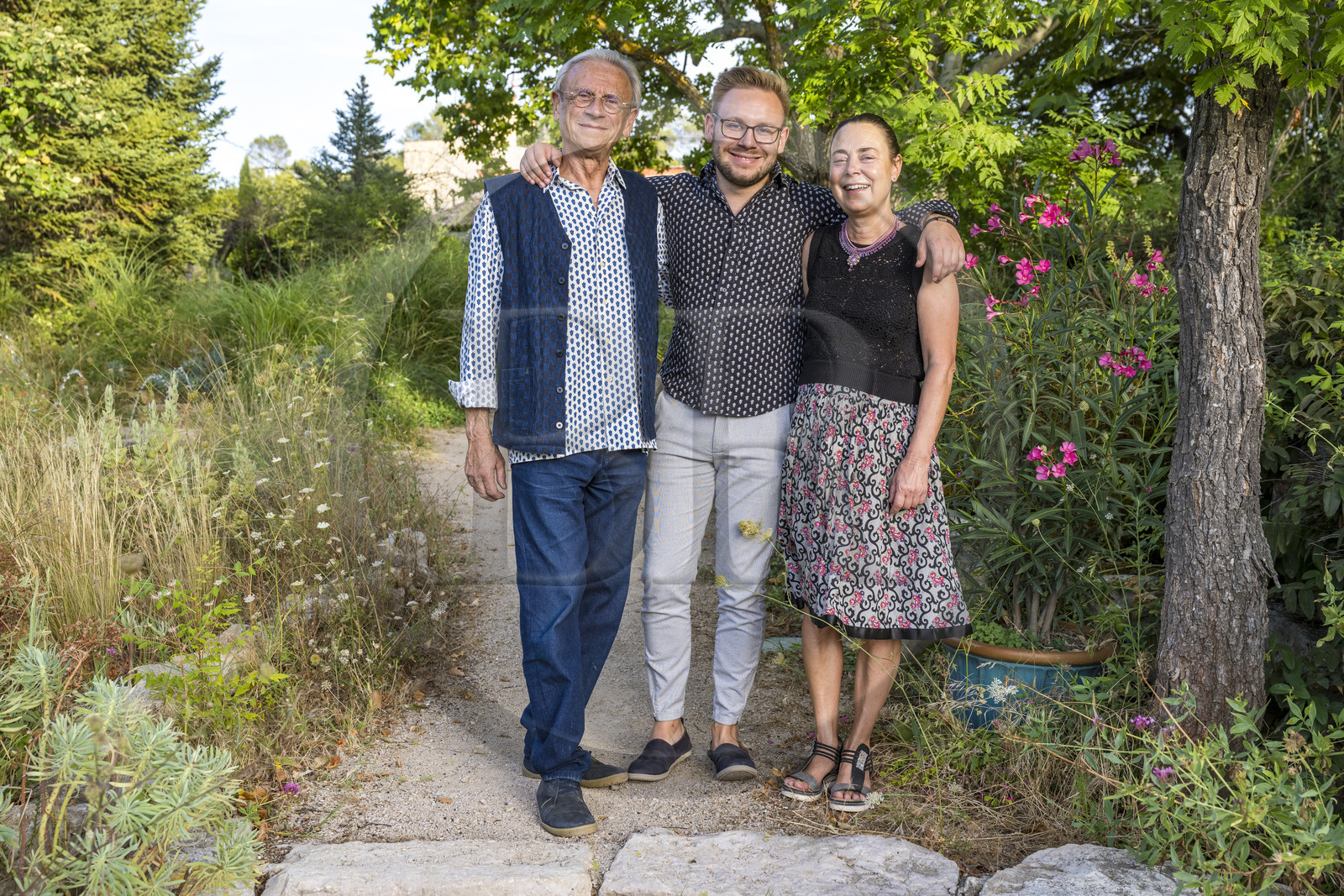 France, Var (83), Provence Verte, Bras, vers Saint-Maximin-la-Sainte-Baume, la maison d'hotes Le Peyrourier - une campagne en Provence, Martina et Claude Fussler et leur fils Fabrice
