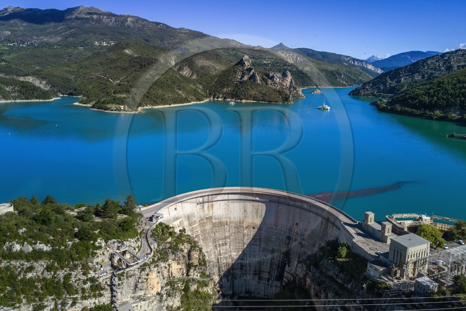 France, Alpes-de-Haute-Provence (04), barrage du lac de Castillon qui retient les eaux du Verdon, cadran solaire géant sur la paroie de 100 mètres de haut (vue aérienne)
