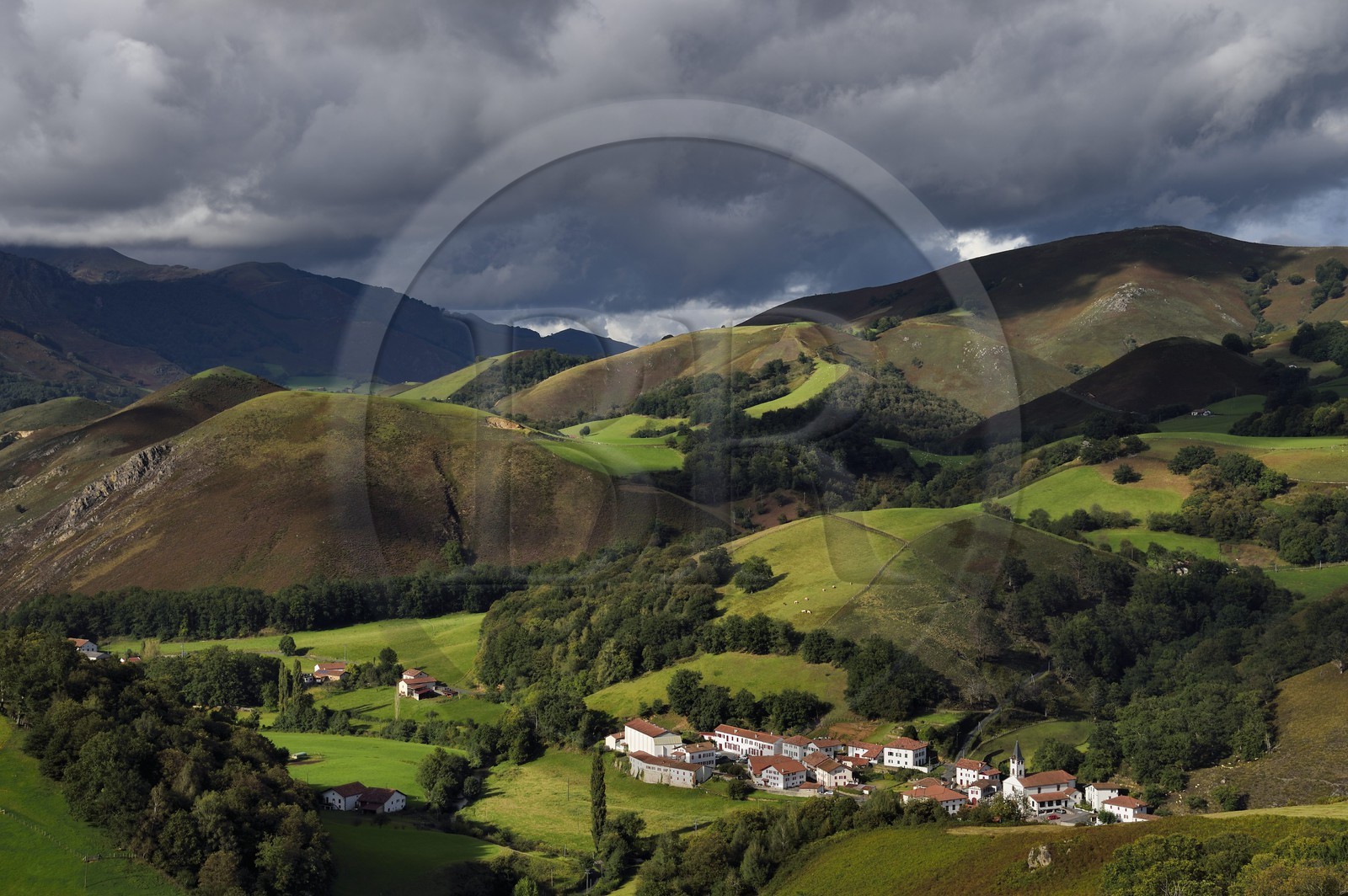 France, Pyrénées-Atlantiques (64), Pays-Basque, vallée des Aldudes, le village d'Urepel