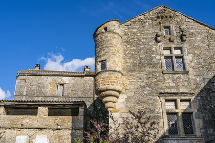 France, Aveyron (12), Causses et les Cévennes, paysage culturel de l'agro-pastoralisme méditerranéen, classés Patrimoine Mondial de l'UNESCO, Sainte-Eulalie-de-Cernon, la Commanderie Templière puis commanderie hospitalière de l'ordre de Saint-Jean de Jérusalem, l'échauguette sur l'aile Renaissance datée de 1648 dans la cour intérieure de la commanderie
