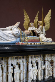 France, Côte-d'Or (21), Dijon, zone classée Patrimoine Mondial de l'UNESCO, Musée des Beaux-Arts dans l'ancien palais des ducs de Bourgogne, salle des tombeaux, gisant du cénotaphe du duc de Bourgogne Philippe le Hardi, cortège des pleurants sculpté par le Hollandais Claus de Werve sous le gisant