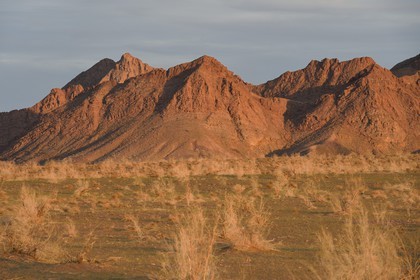 Iran, Province d'Ispahan, désert du Dasht-e Kavir, Mesr dans la région de Khur et Biabanak, la chaine de montagne de Dareh bidan au soleil couchant