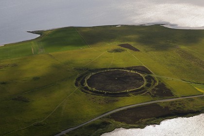 Royaume-Uni, Ecosse, Iles Orcades, Ile de Mainland, au bord du Loch of Stenness, cercle de pierres levées du Ring of Brodgar, classées Patrimoine Mondial de l' UNESCO (vue aérienne)