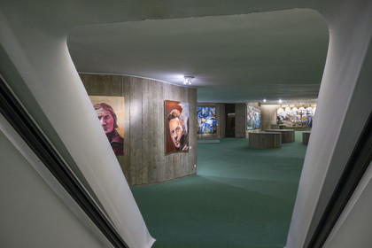 France, Paris (75), place du Colonel Fabien, immeuble du parti communiste français de l'architecte Oscar Niemeyer, vernissage de l'exposition Odyssée de l'artiste Fred Kleinberg à l'Espace Niemeyer