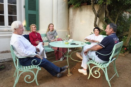 France, Var (83), Iles d'Hyères, Parc national de Port Cros, Ile de Port-Cros, Pierre Buffet né en 1930 dirige l'Hotel du Manoir depuis les années 1960, assis ici à gauche avec sa famille