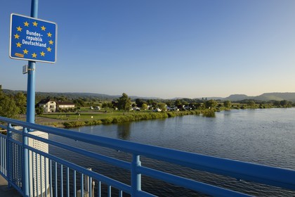 Luxembourg, Grevenmacher district, Moselle region, Remich, border bridge with Germany on the Mosel River