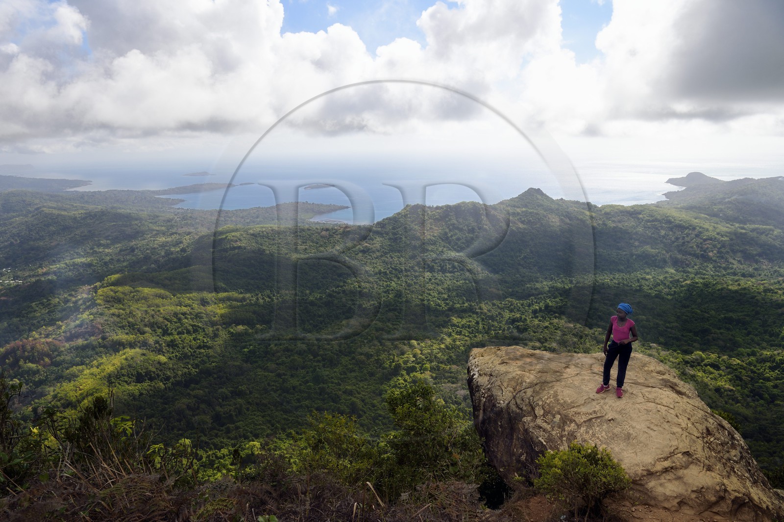 France, Ile de Mayotte, Grande-Terre, Réserve Forestière des Cretes du Sud, randonneur au sommet du Mont Choungui (594 mètres)