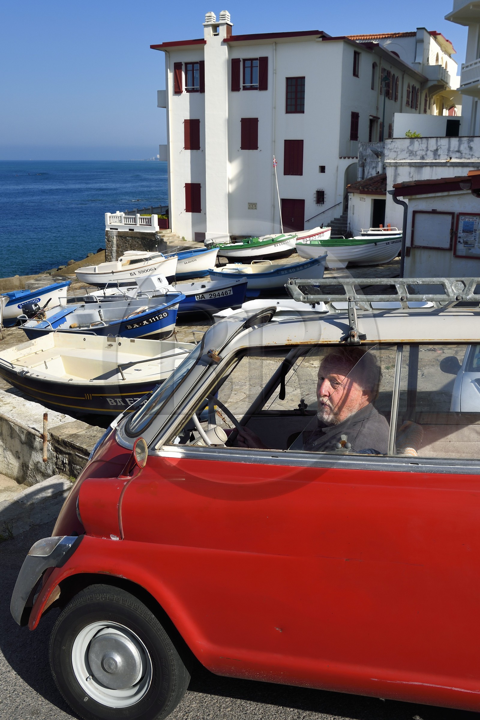 France, Pyrénées-Atlantiques (64), la côte du Pays-Basque, Guéthary, le journaliste, écrivain et réalisateur Alain Gardinier au volant de sa BMW Isetta