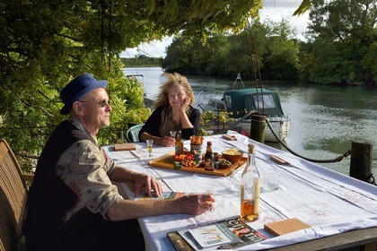 France, Charente-Maritime (17), Saintonge, Saint-Savinien, labellisé Villages de pierres et d'eau, chambres d’hotes Au Quai des Fleurs, Laurence et Steve nous accueillent dans leur jardin donnant sur la Charente