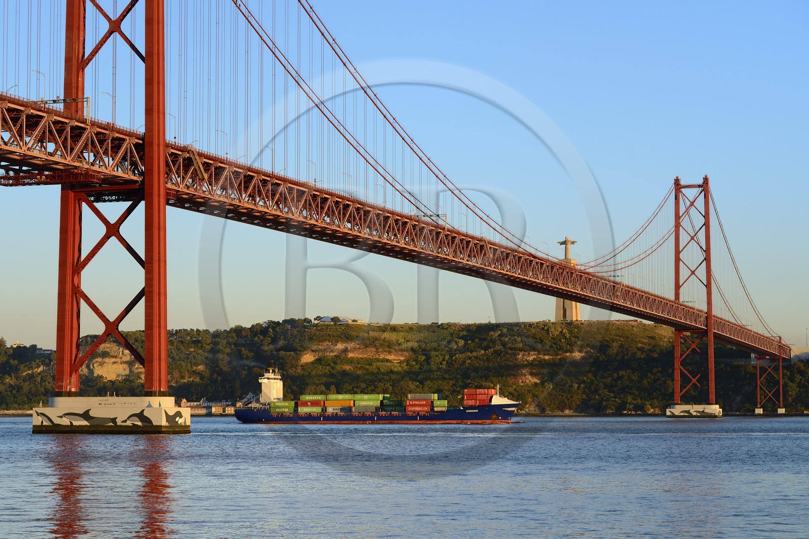 Portugal, Lisbonne, le pont du 25 de Abril sur le Tage et le  le Cristo Rei (Christ Roi) Portugal, Lisbonne, le pont du 25 de Abril sur le Tage et le  le Cristo Rei (Christ Roi)