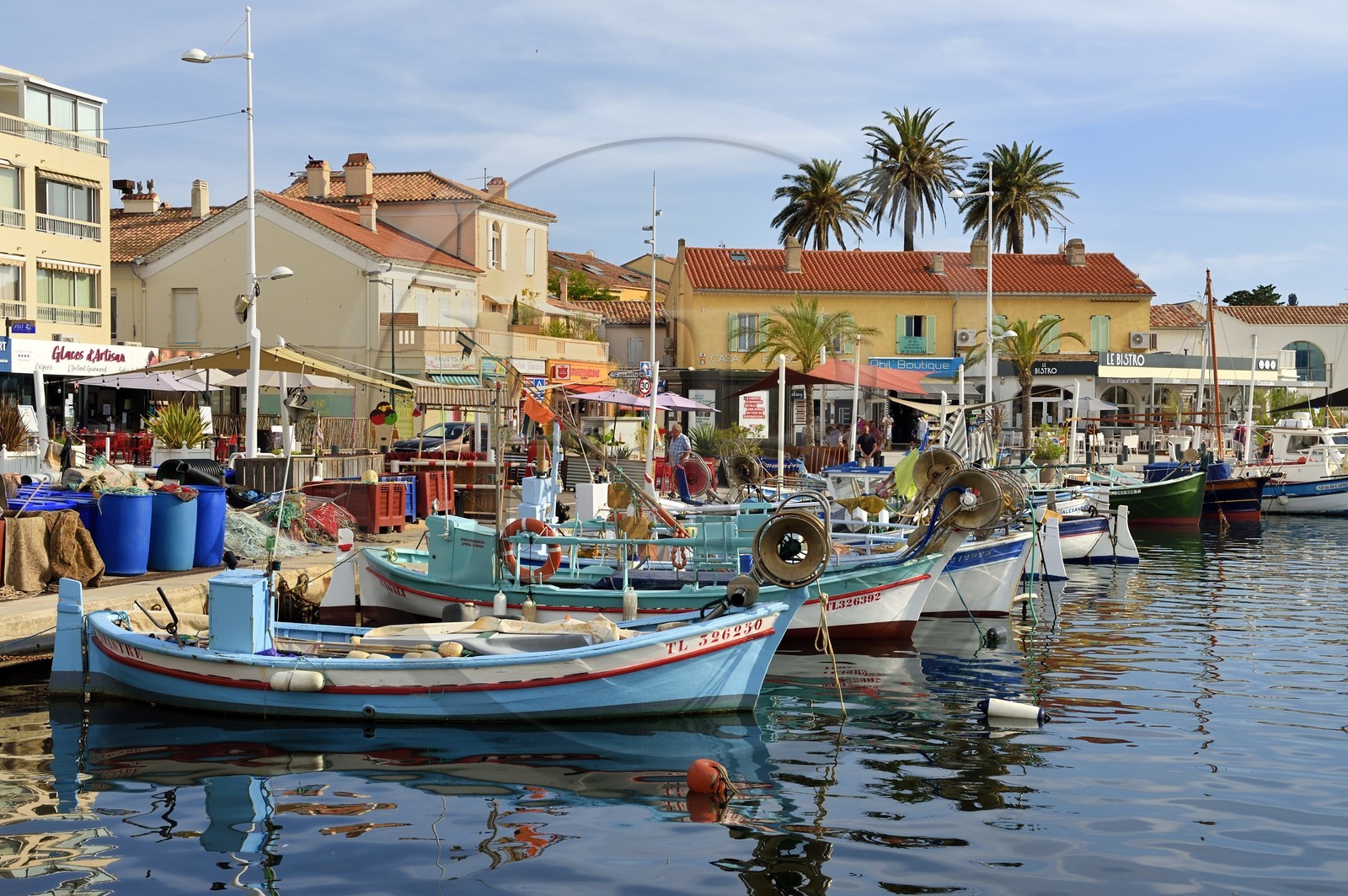 France, Var (83), Six-Fours-les-Plages, Le Brusc, barques de pêche traditionnelles emblématiques de la Provence méditerranéenne appelées Pointu France, Var (83), Six-Fours-les-Plages, Le Brusc, barques de pêche traditionnelles emblématiques de la Provence méditerranéenne appelées Pointu