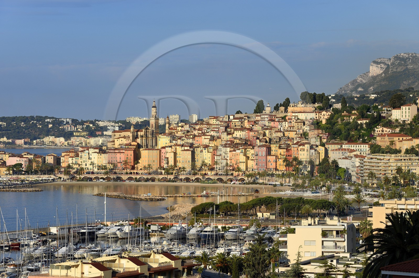 France, Alpes-Maritimes (06), Menton, la vieille ville dominée par la Basilique Saint Michel
