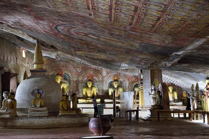 Sri Lanka, province du centre, district de Matale, Dambulla, Temple du Rocher Royal aussi appelé Ran Giri (Rocher doré) classé patrimoine mondial de l'UNESCO, la grotte n°2 Maharaja Viharaya est la plus vaste