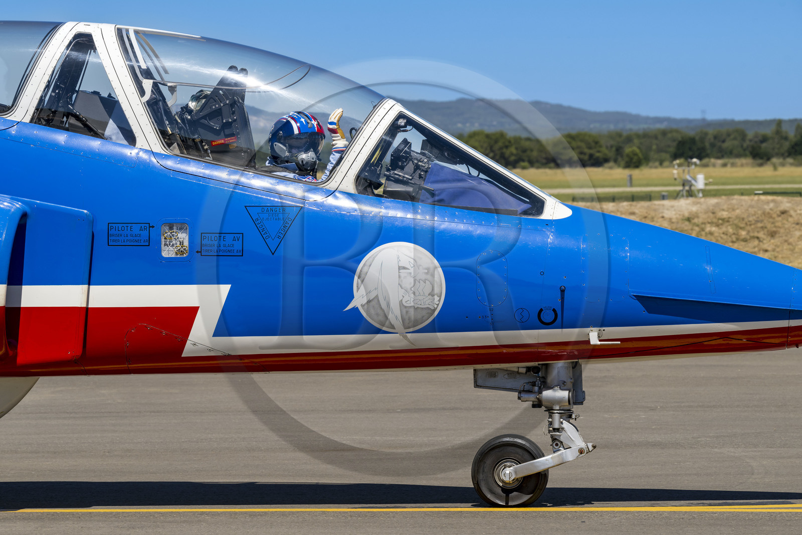 France, Bouches-du-Rhône (13), Salon-de-Provence, base aerienne 701, base de la Patrouille de France (PAF pour Patrouille acrobatique de France) de l'Armée de l'air et de l'espace française, le pilote salue son mécanicien avant chaque vol à bord de l'avion Alphajet