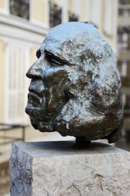 Principauté de Monaco, Monaco, portrait de Leo Ferré par le sculpteur Blaise Devissi