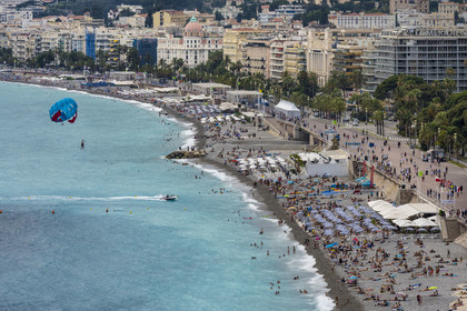 France, Alpes-Maritimes (06), Nice classée Patrimoine Mondial de l'UNESCO, vue depuis le belvédère de la colline du chateau sur la plage du Castel, le quai des Etats-Unis et la Promenade des Anglais
