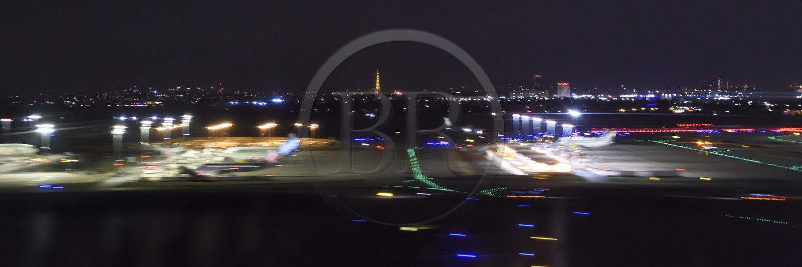 France, Paris (75), la Tour Eiffel à l'arrivée d'un vol de nuit sur Orly (vue aérienne)
