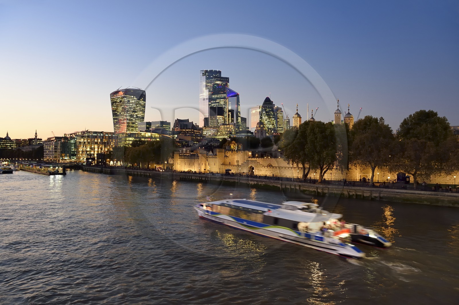 Royaume-Uni, Londres, les rives de la Tamise, la Tour de Londres, la City avec ses gratte-ciel, la tour dénommée le Talkie Walkie conçue par l'architecte Rafael Vinoly, la tour Le 30 St Mary Axe ou Swiss Re Building appelée aussi le cornichon concue par l'architecte Norman Foster