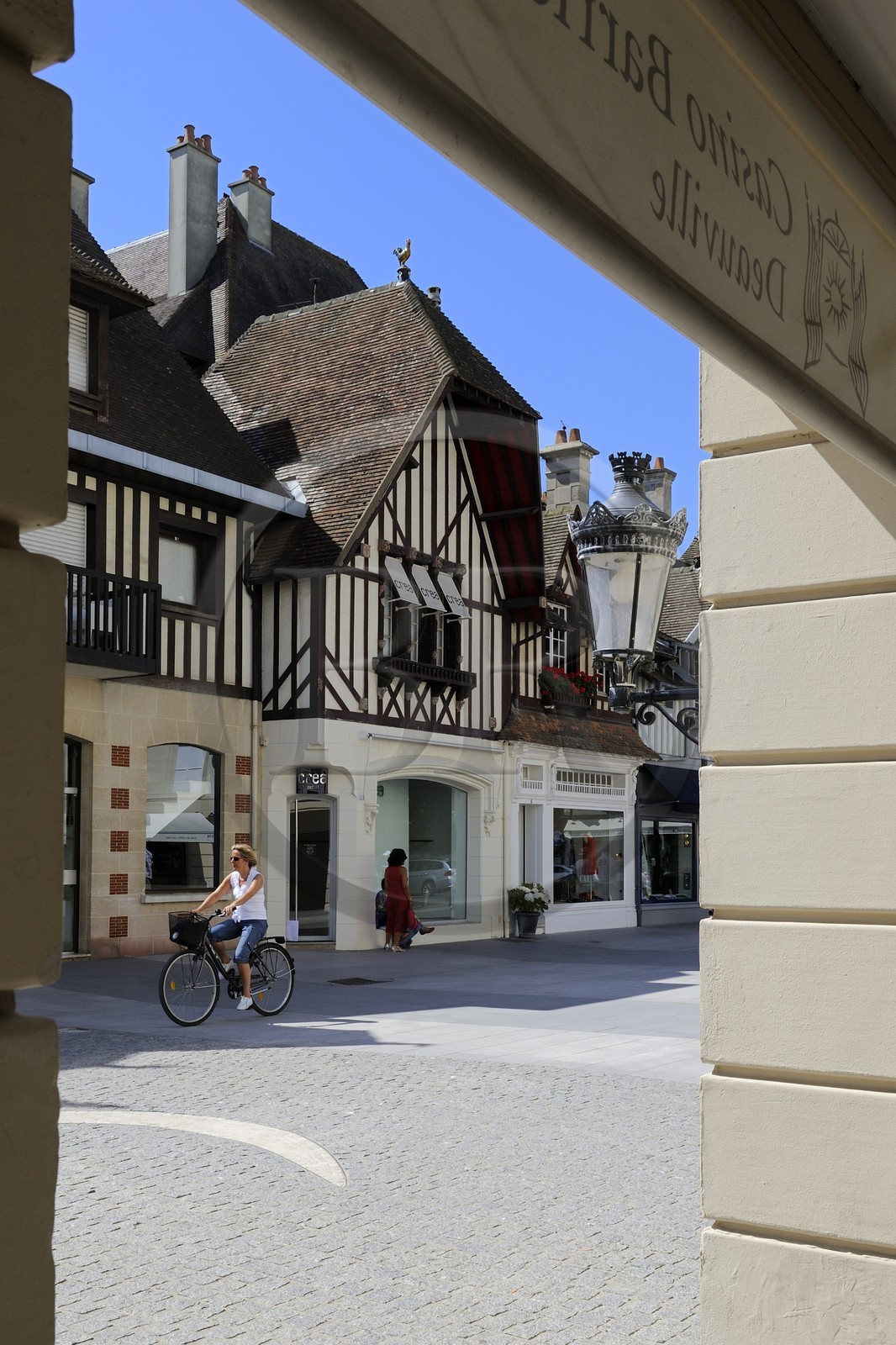 France, Calvados (14), Pays d'Auge, Deauville, boutiques de luxe rue du Casino