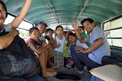 Philippines, province de Nueva Ecija, region de Bambang, intérieur d'un jeepney (jeep allongée pour le transport de passagers)