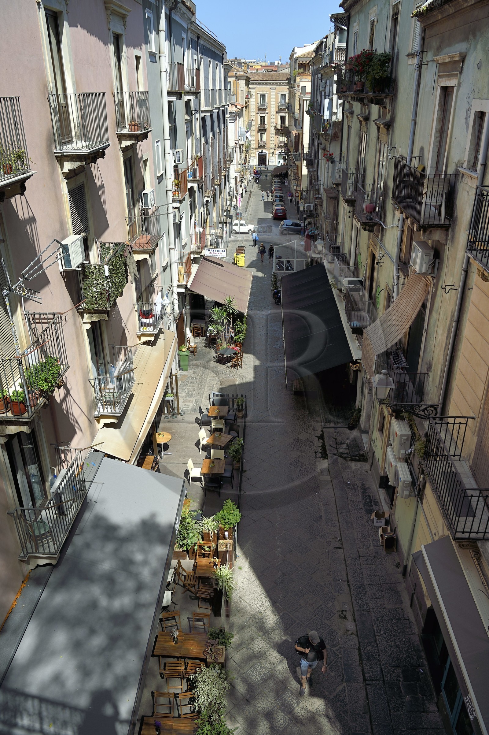 Italie, Sicile, Catane, ville baroque classée au Patrimoine Mondial de l'UNESCO, terrasses de restaurants dans la via Penninello