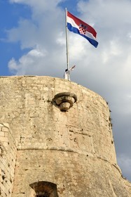 Croatie, Dalmatie, cote dalmate, Ile de Hvar, la ville de Hvar, le drapeau croate sur le bastion de la Forteresse espagnole