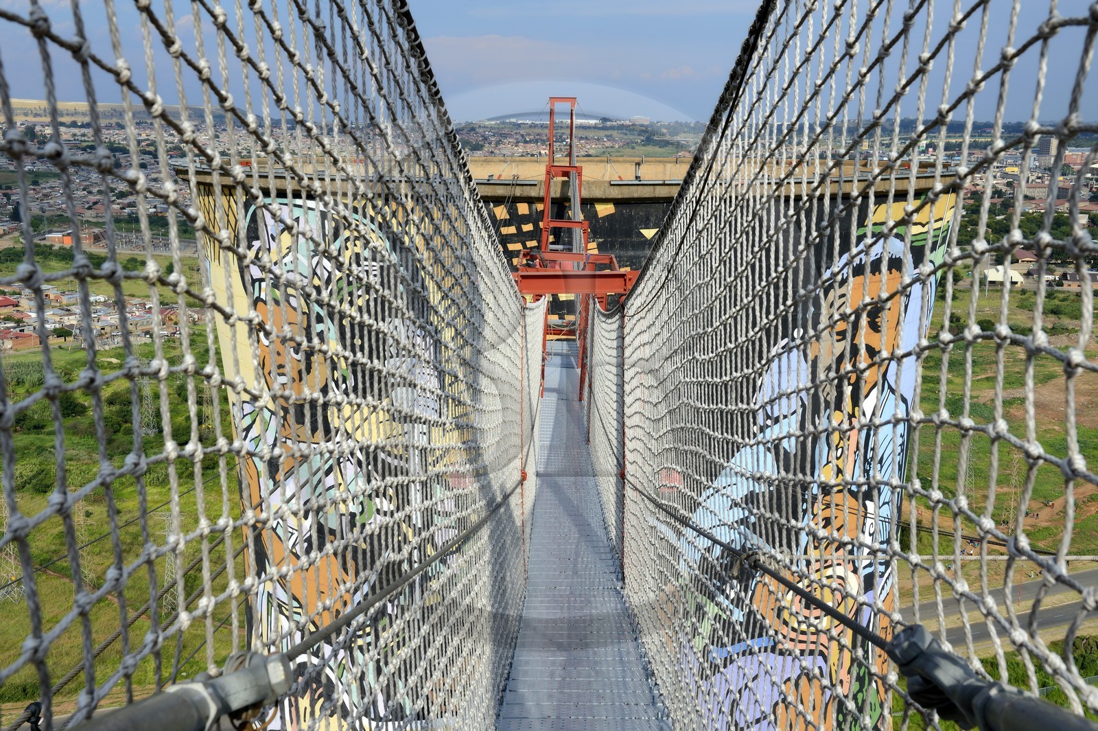 Afrique du Sud, province de Gauteng, Johannesburg, Orlando Towers qui dominent le quartier d'Orlando du township de Soweto, passerelle du Vertical Adventure Centre entre les deux tours de refroidissement de la centrale d'Orlando