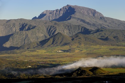 France, île de la Réunion, le Piton des Neiges, classé Patrimoine Mondial de l'UNESCO, au-delà de la Plaine des Palmistes