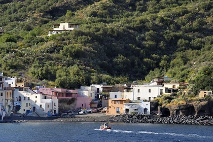 Italie, Sicile, iles Eoliennes, classées Patrimoine Mondial de l'UNESCO, Ile de Salina, pêcheur dans son bateau rentrant au port de Rinella