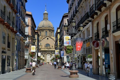 Espagne, Aragon, Saragosse, la rue piétonne Calle Alfonso I et la Basilique del Pilar (Notre-Dame du Pilier) en arrière plan